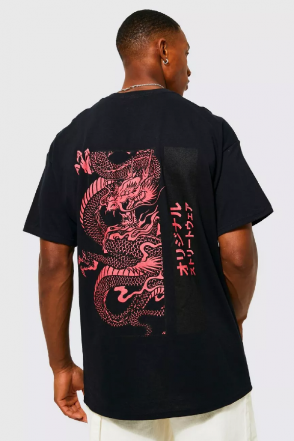 Kaus Oversize dengan Motif Grafis